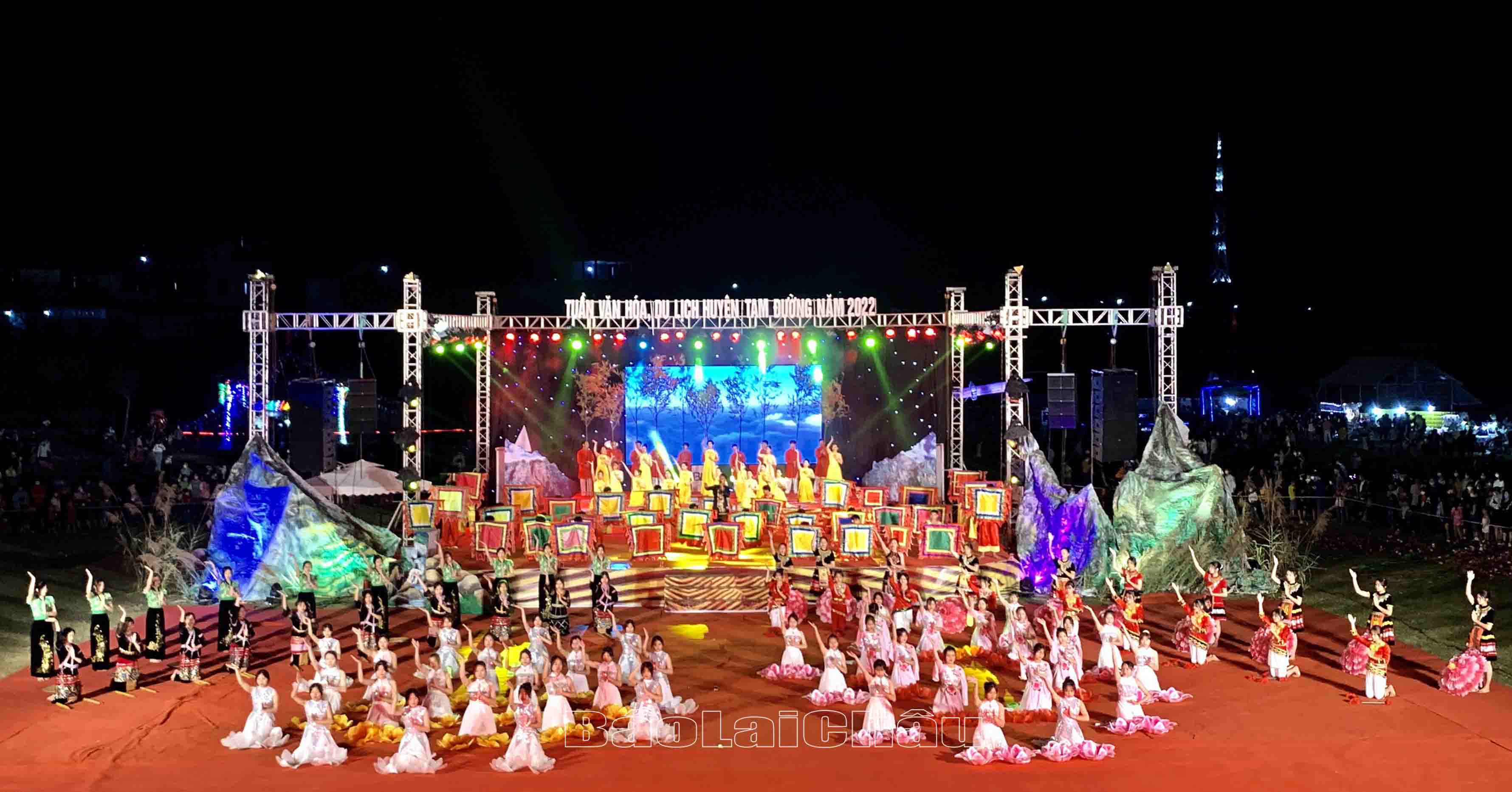Màn biểu diễn nghệ thuật tại lễ khai mạc Tuần văn hóa, du lịch huyện Tam Đường.